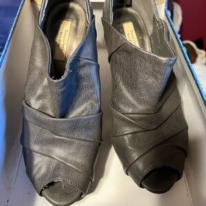 Simply Vera Vera Wang Metallic Gray Peep Toe Mules